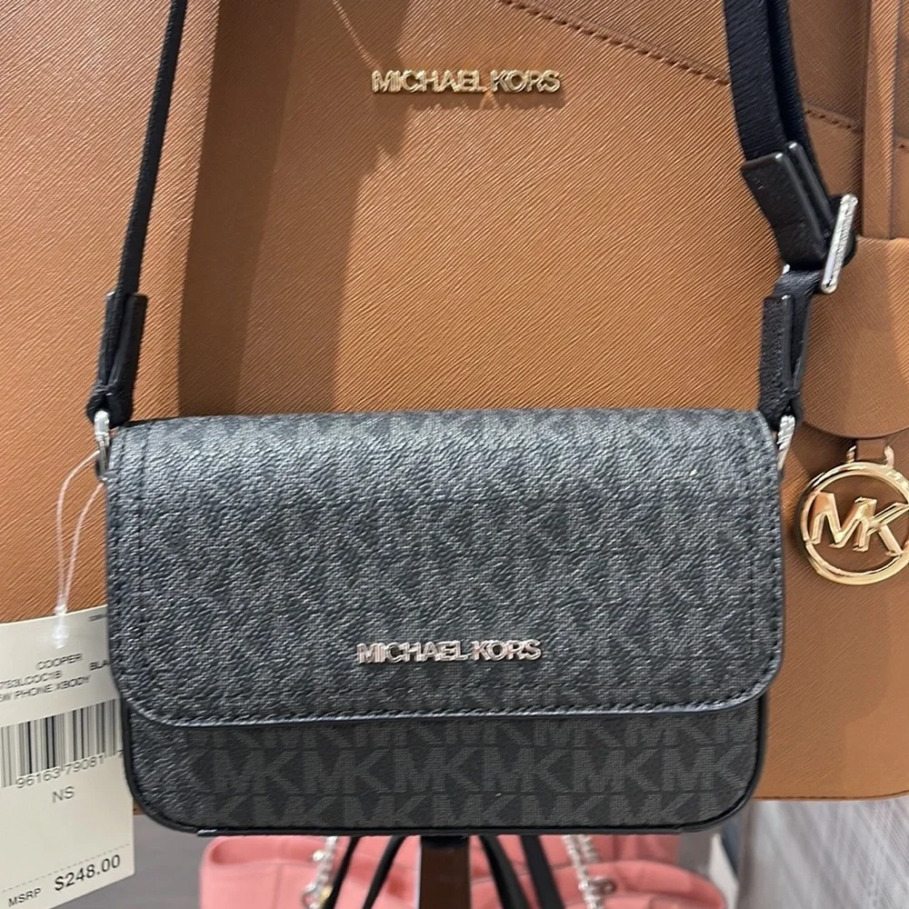 MICHAEL KORS
COOPER EW Phone XBody
Black
NWT - Picture 1 of 16